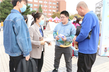 学院老师为新生及家长解答疑惑